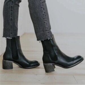 Free People Essential Chelsea Leather Boots Sz 39